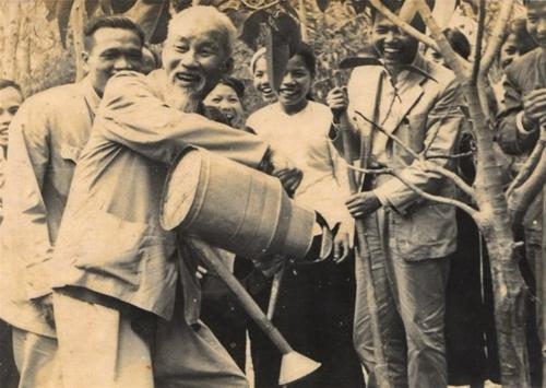 Chủ tịch Hồ Chí Minh với hoàng tộc nhà Nguyễn